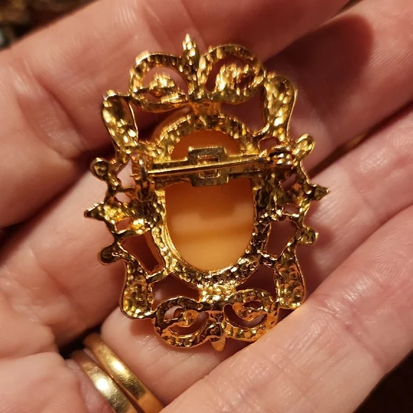 Vintage Elegant Gold Cameo Brooch Set - Picture 2 of 10